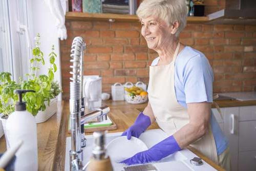 woman doing dishes